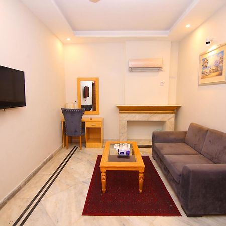 Premier Inn Mall Lahore Eksteriør billede