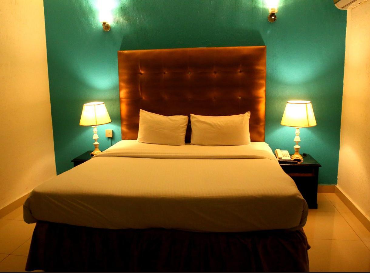 Premier Inn Mall Lahore Eksteriør billede