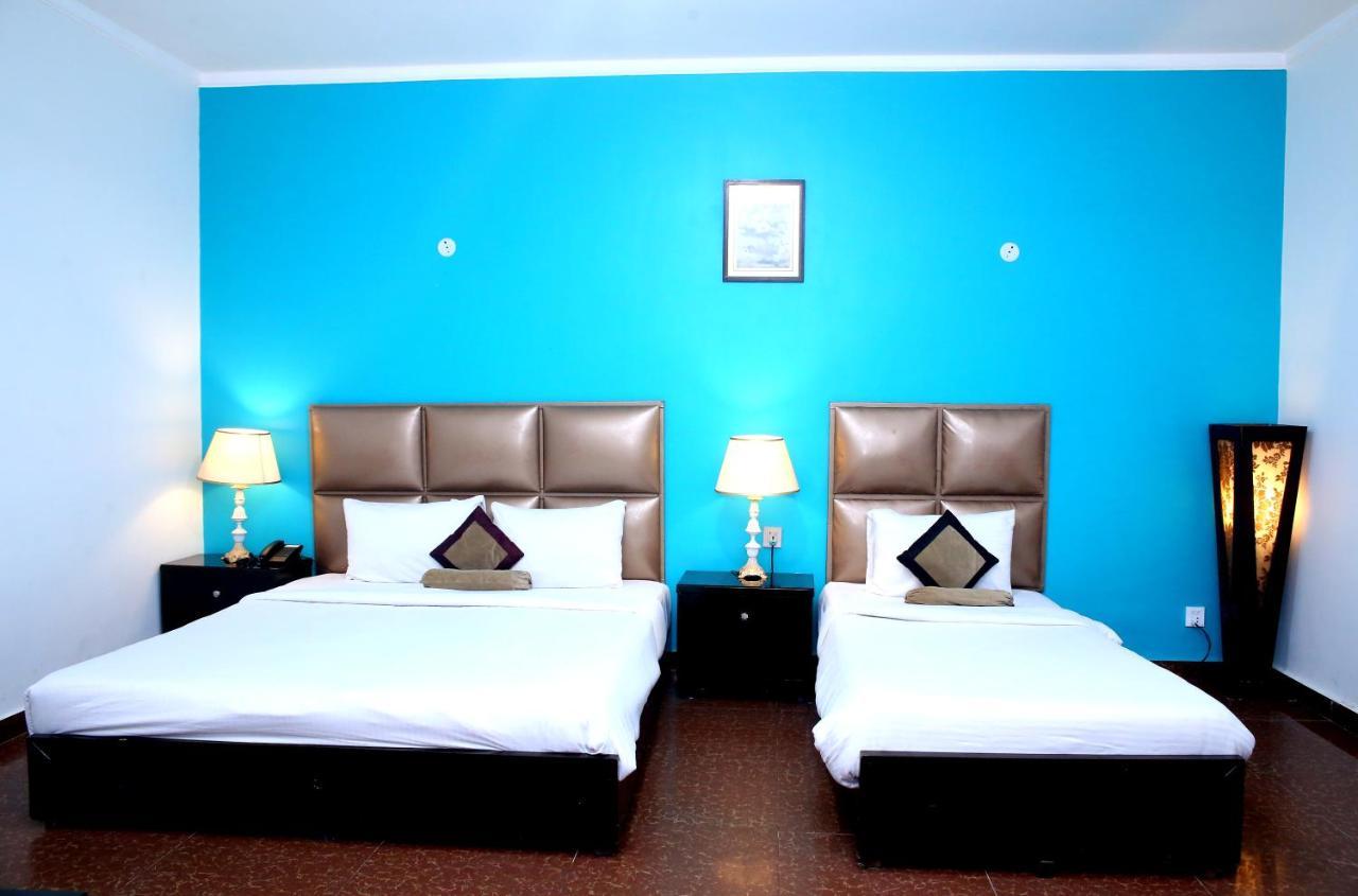Premier Inn Mall Lahore Eksteriør billede